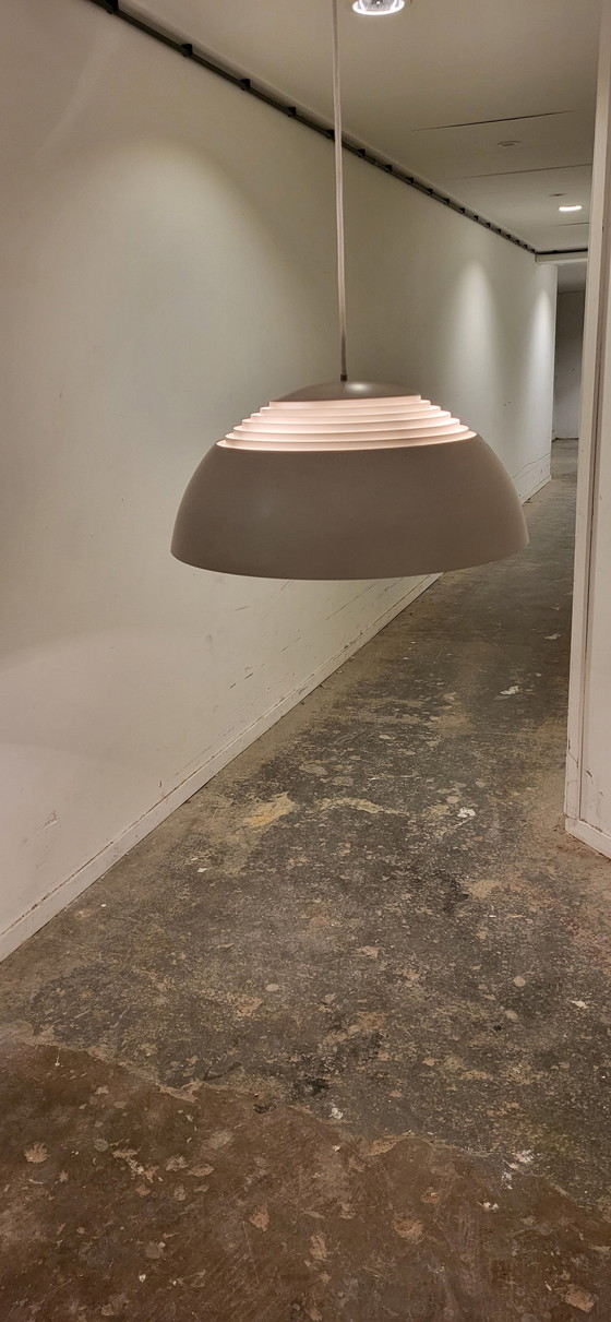 Image 1 of  Midcentury Deense AJ Royal 500 hanglamp in wit van Arne Jacobsen voor Louis Poulsen, jaren 60