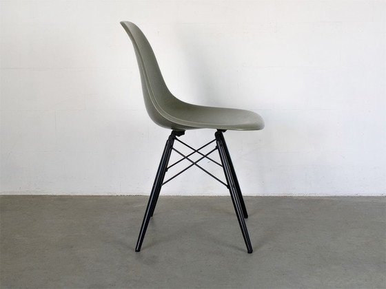 Image 1 of Vitra Dsw Originele Glasfiber In Raw Umber Design Charles Eames