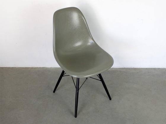 Image 1 of Vitra Dsw Originele Glasfiber In Raw Umber Design Charles Eames