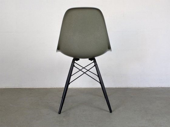 Image 1 of Vitra Dsw Originele Glasfiber In Raw Umber Design Charles Eames