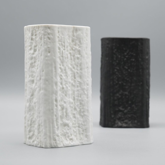 Image 1 of Martin Freyer Rosenthal Studio Linie Op-Art Reliëf Bisque Porseleinen Vaas Duo Z/W