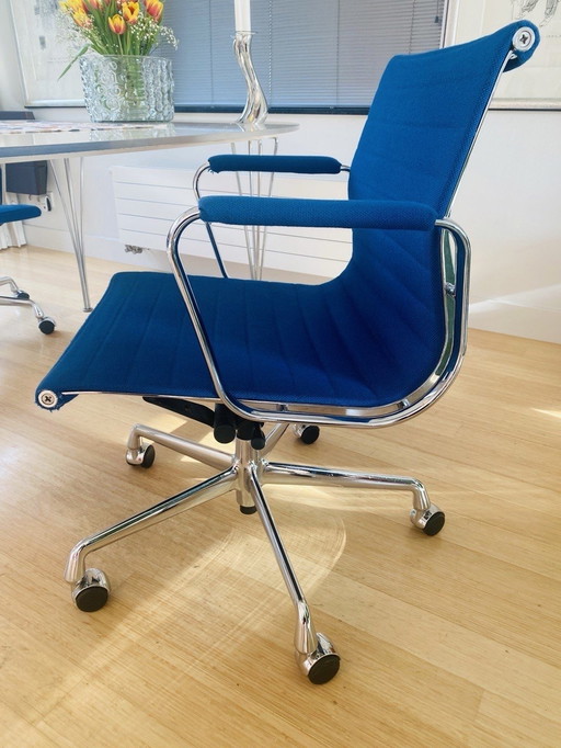 4X Vitra Eames Bureaustoel Ea 117 In Blauw