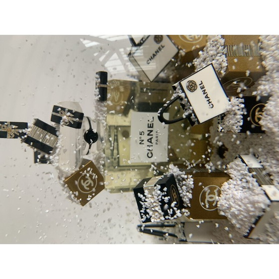 Image 1 of Vintage gemotoriseerde sneeuwbol chanel N-5