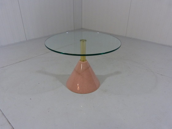 Image 1 of Italiaanse Memphis stijl bijzettafel in roze natuursteen & glas 1980's