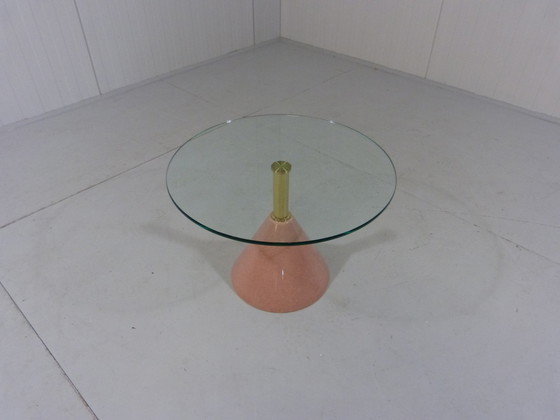 Image 1 of Italiaanse Memphis stijl bijzettafel in roze natuursteen & glas 1980's