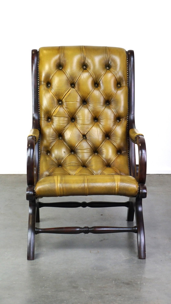 Image 1 of Rundleren chesterfield fauteuil gecombineerd met hout