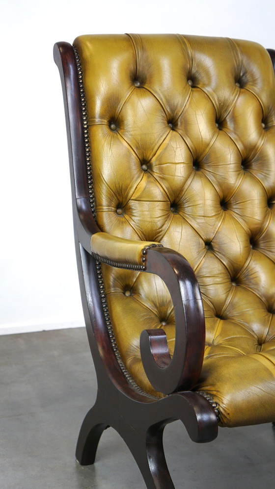 Image 1 of Rundleren chesterfield fauteuil gecombineerd met hout