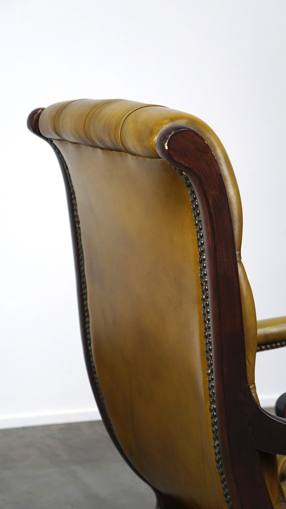 Image 1 of Rundleren chesterfield fauteuil gecombineerd met hout