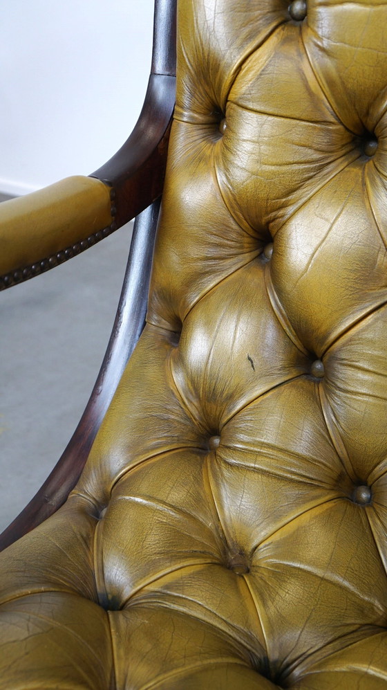 Image 1 of Rundleren chesterfield fauteuil gecombineerd met hout