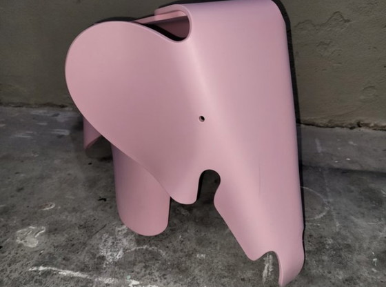 Image 1 of Charles & Ray Eames - Vitra - Olifant - Roze