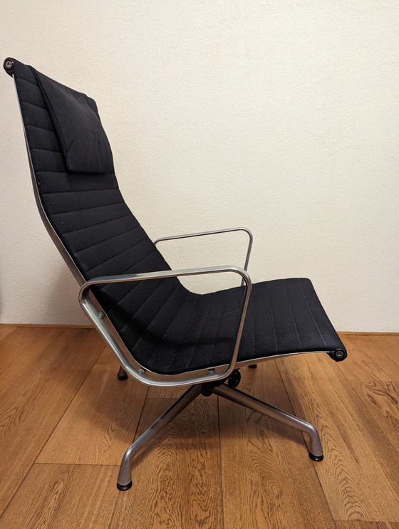 Image 1 of Vitra Eames EA124 fauteuil