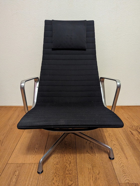 Image 1 of Vitra Eames EA124 fauteuil