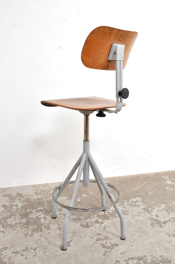 Image 1 of Vintage Franse atelierstoel