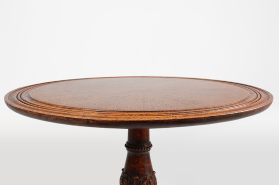 Image 1 of Antiek Engels handgesneden rond eiken bijzettafeltje met leeuwenkopvoeten