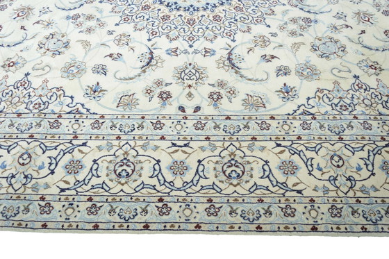 Image 1 of Handgeknoopt Nain 9 La Met Zijde Oosters Tapijt - 347 X 247 Cm - Elegant Ontwerp In Blauw En Crème