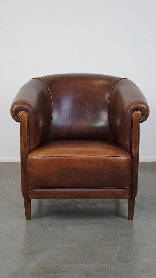 Vintage schapenleren clubfauteuil met een vast zitkussenintage schapenleren clubfauteuil met een vast zitkussen