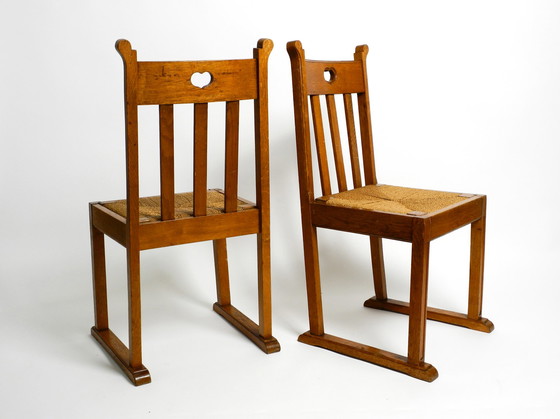 Image 1 of Een paar Mid Century eiken stoelen met sledepoten en rieten zittingen