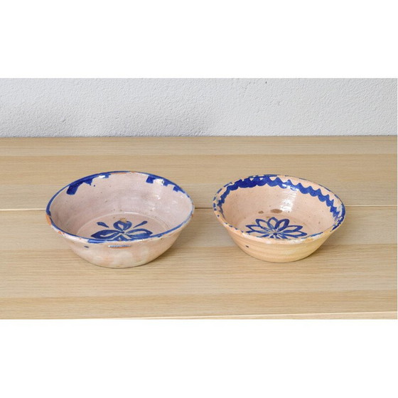 Image 1 of Paar decoratieve vintage kommen in blauw en wit geglazuurd terracotta