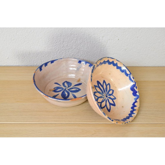 Image 1 of Paar decoratieve vintage kommen in blauw en wit geglazuurd terracotta