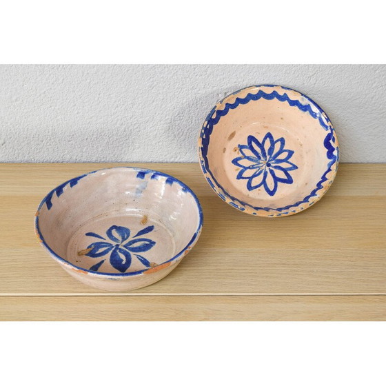 Image 1 of Paar decoratieve vintage kommen in blauw en wit geglazuurd terracotta
