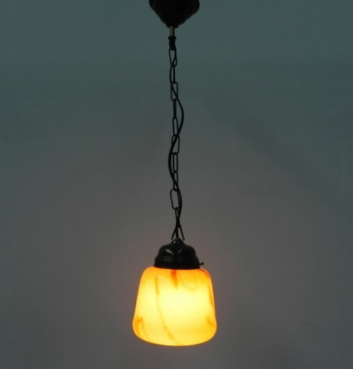 Art Deco hanglamp met gemarmerde glazen kap