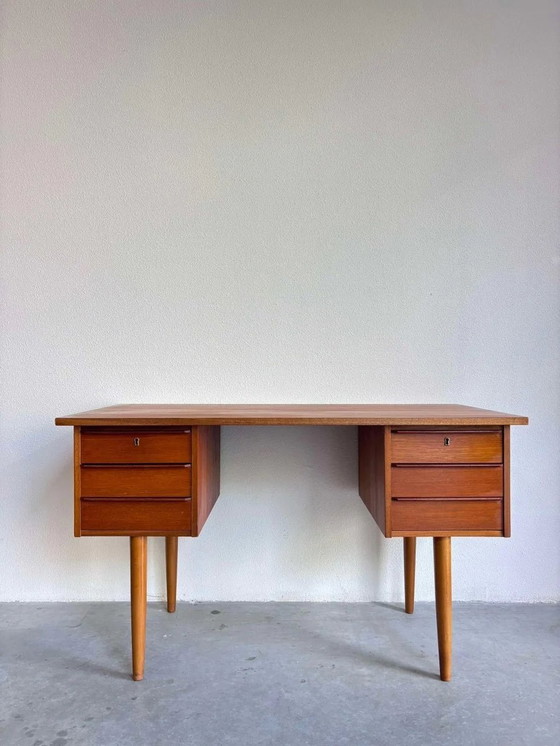 Image 1 of Vintage Bureau Teak Hoge Pootjes 