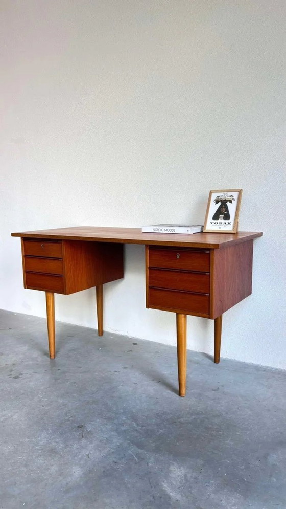 Image 1 of Vintage Bureau Teak Hoge Pootjes 