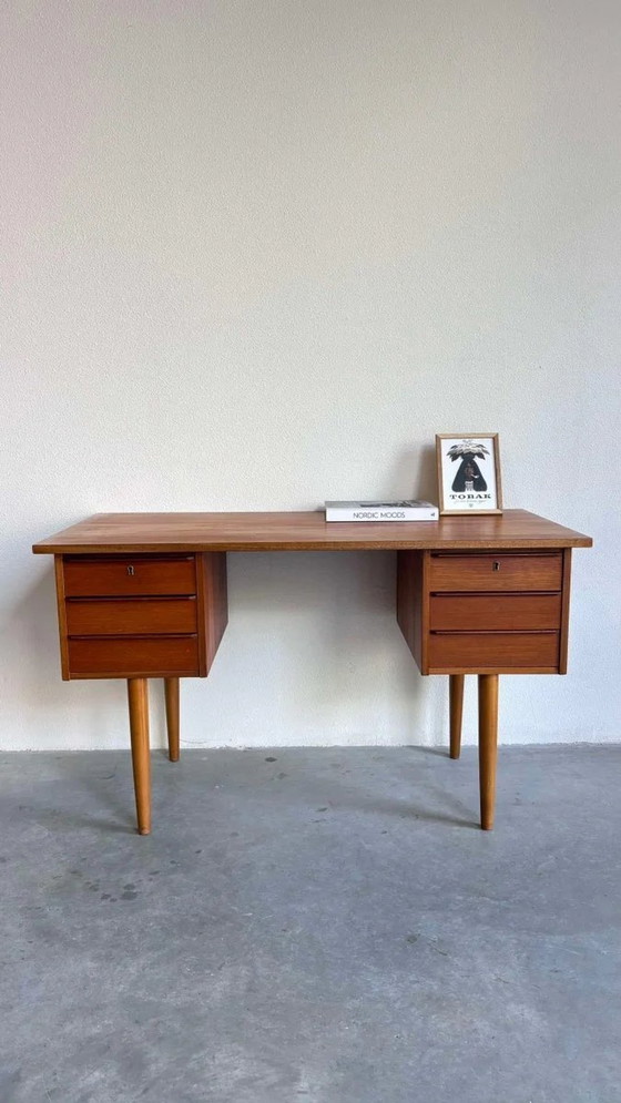 Image 1 of Vintage Bureau Teak Hoge Pootjes 