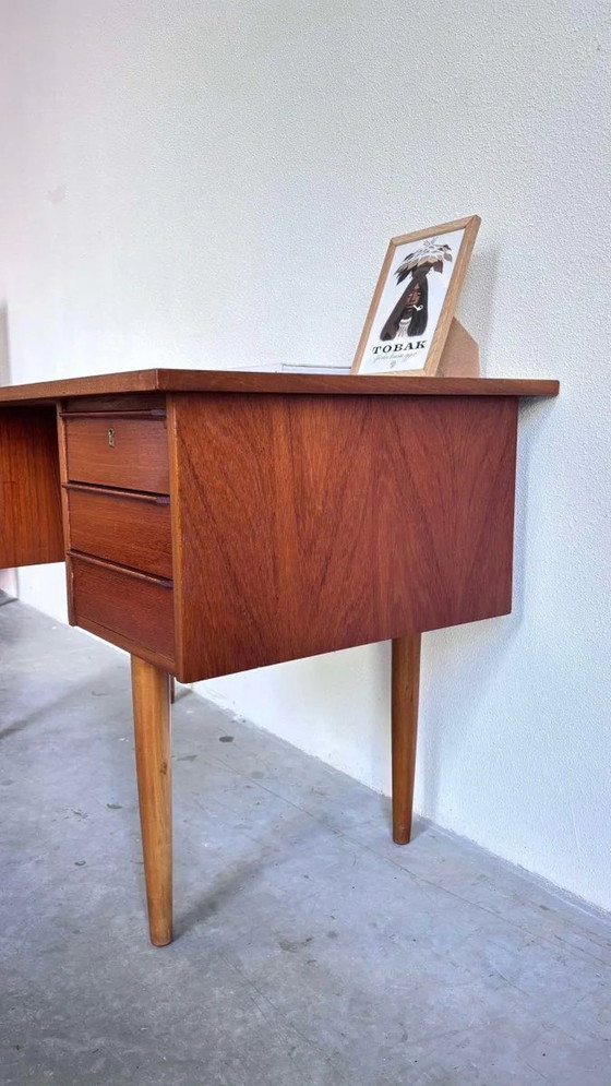 Image 1 of Vintage Bureau Teak Hoge Pootjes 