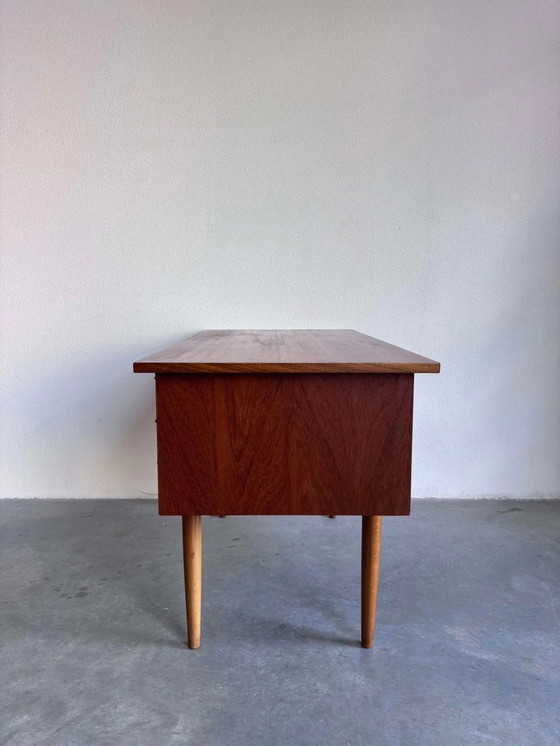 Image 1 of Vintage Bureau Teak Hoge Pootjes 