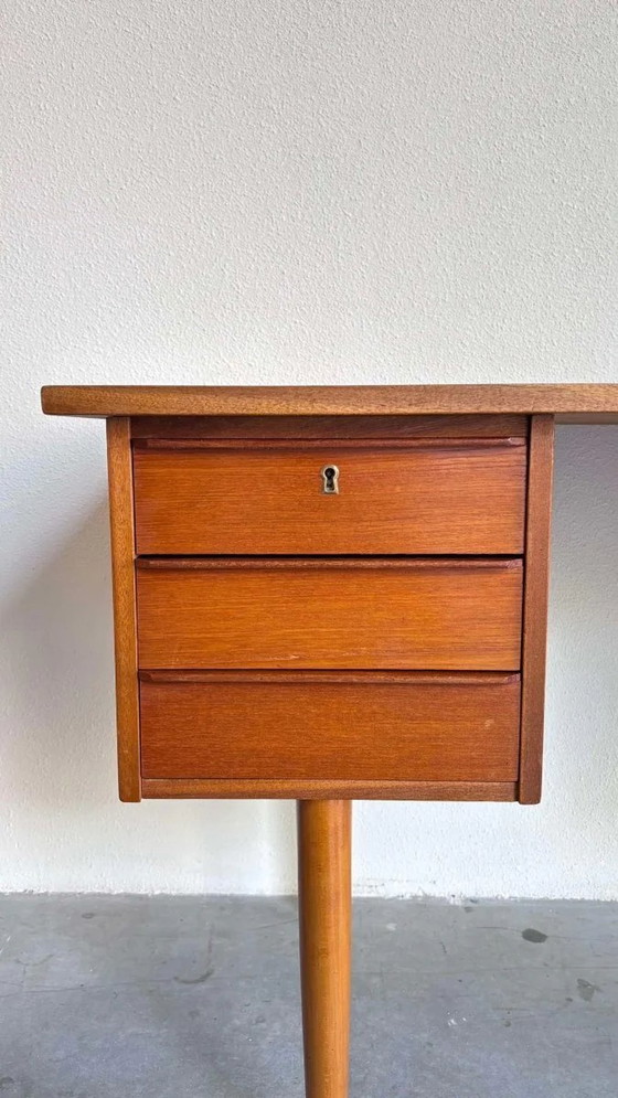 Image 1 of Vintage Bureau Teak Hoge Pootjes 