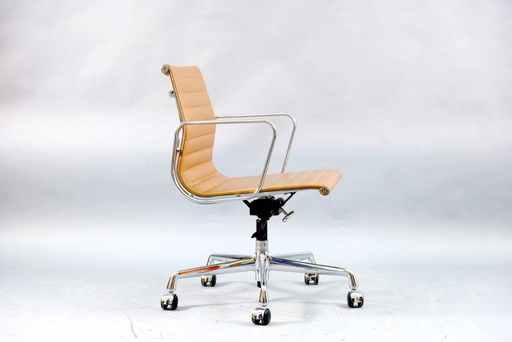 Mid-Century Model EA 117 draaistoel van Charles & Ray Eames voor Vitra