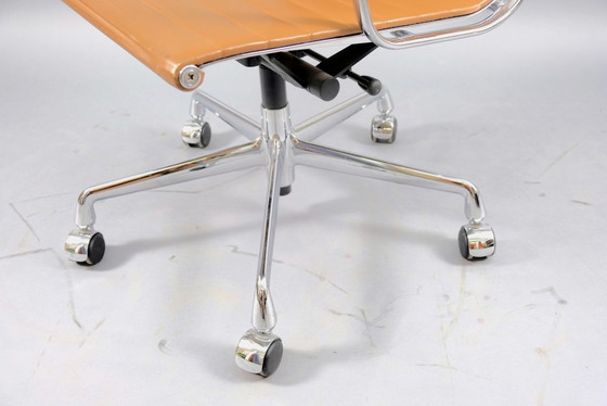 Image 1 of Mid-Century Model EA 117 draaistoel van Charles & Ray Eames voor Vitra