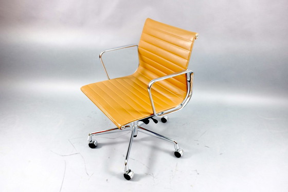 Image 1 of Mid-Century Model EA 117 draaistoel van Charles & Ray Eames voor Vitra