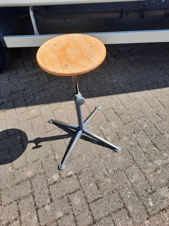 Image 1 of Ahrend De Cirkel vintage tekentafel kruk