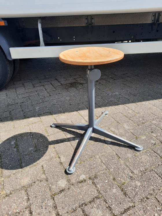 Image 1 of Ahrend De Cirkel vintage tekentafel kruk