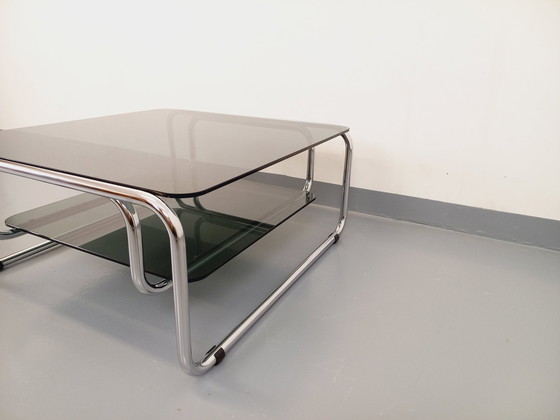 Image 1 of Vintage Italiaanse vierkante salontafel met 2 bladen van gerookt glas en verchroomd metaal uit de jaren 70