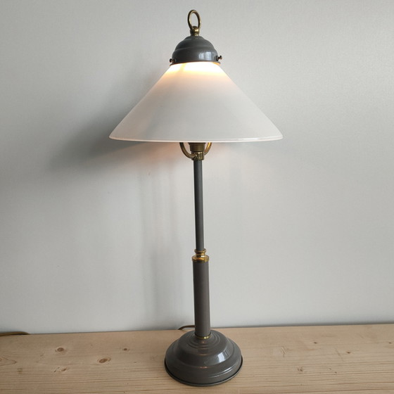 Image 1 of Vintage Metalen En Messing Tafellamp Met Opaline Kap