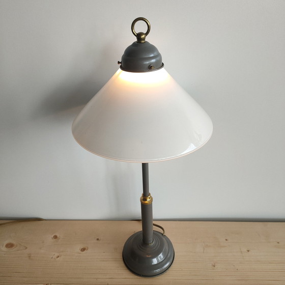 Image 1 of Vintage Metalen En Messing Tafellamp Met Opaline Kap