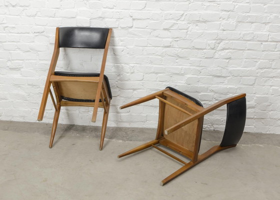 Image 1 of Massief houten vintage design eetkamerstoelen met zwarte kunstlederen rugleuning en zitting, set van 6. Nederland, jaren 1960.