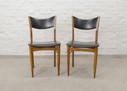 Massief houten vintage design eetkamerstoelen met zwarte kunstlederen rugleuning en zitting, set van 6. Nederland, jaren 1960.