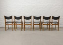 Massief houten vintage design eetkamerstoelen met zwarte kunstlederen rugleuning en zitting, set van 6. Nederland, jaren 1960.