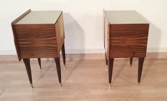 Image 1 of 2x Italiaanse Mid-Century Art Deco Nachtkastjes in Walnoot met Glazen Bovenbladen