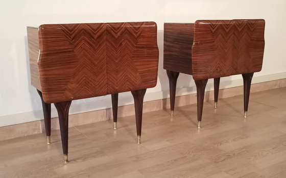 Image 1 of 2x Italiaanse Mid-Century Art Deco Nachtkastjes in Walnoot met Glazen Bovenbladen