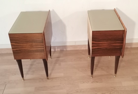 Image 1 of 2x Italiaanse Mid-Century Art Deco Nachtkastjes in Walnoot met Glazen Bovenbladen