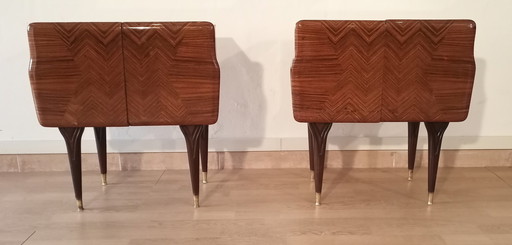 2x Italiaanse Mid-Century Art Deco Nachtkastjes in Walnoot met Glazen Bovenbladen