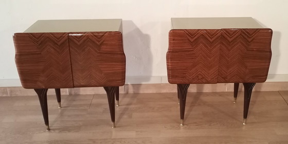 Image 1 of 2x Italiaanse Mid-Century Art Deco Nachtkastjes in Walnoot met Glazen Bovenbladen