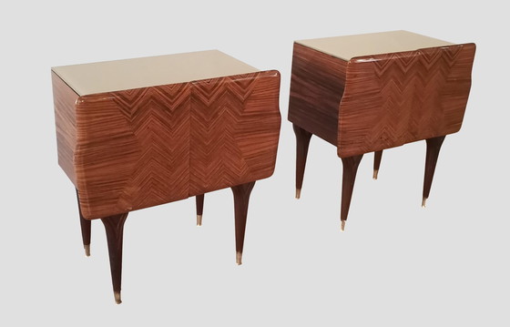 Image 1 of 2x Italiaanse Mid-Century Art Deco Nachtkastjes in Walnoot met Glazen Bovenbladen