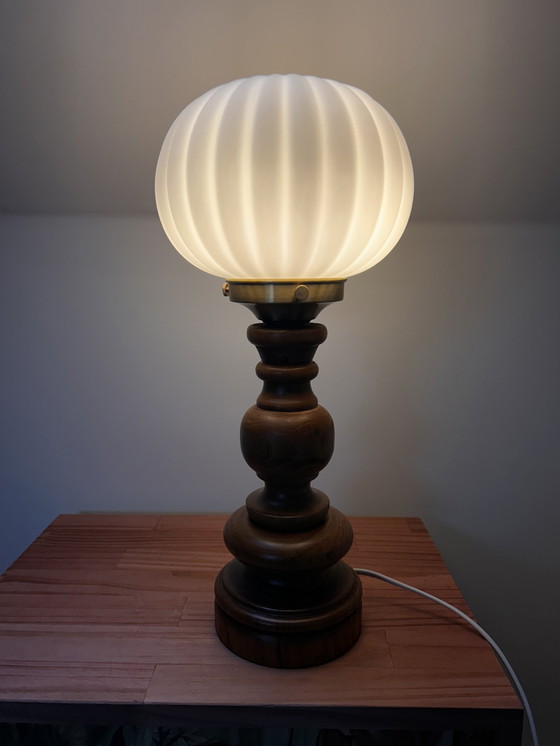 Image 1 of Paar gedraaide houten en witte globe lampen