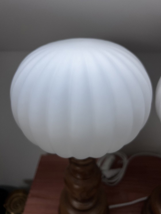 Image 1 of Paar gedraaide houten en witte globe lampen